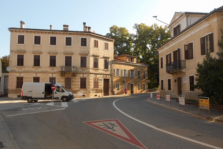 Zgrada nekadašnje "questure" u Pazinu (lijevo) i zgrada obitelji Constantini, danas vrtić (desno) (M. RIMANIĆ)